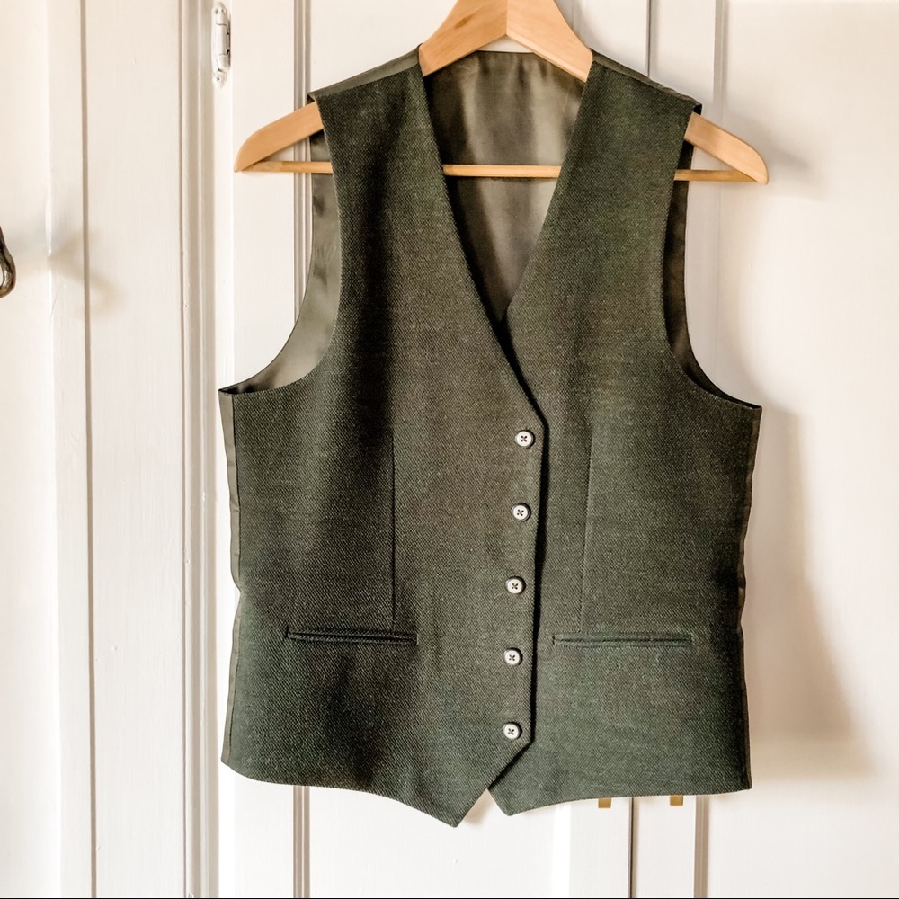 Forest green vest with adjustable hidden elastic